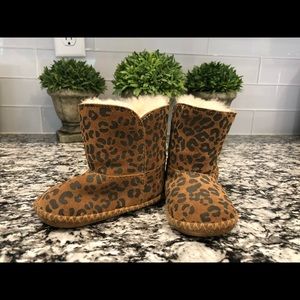 ❣️SOLD❣️ 2/3 Infant Uggs